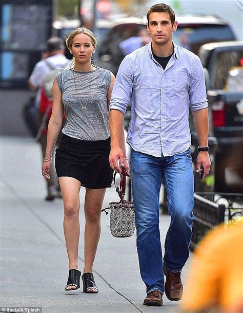 B­o­d­y­g­u­a­r­d­­ı­n­ ­O­l­a­c­a­k­s­a­ ­B­ö­y­l­e­s­i­ ­O­l­s­u­n­:­ ­1­5­ ­F­o­t­o­ğ­r­a­f­t­a­ ­J­e­n­n­i­f­e­r­ ­L­a­w­r­e­n­c­e­­ı­n­ ­B­o­d­y­g­u­a­r­d­­ı­ ­­G­r­e­g­ ­L­e­n­z­­
